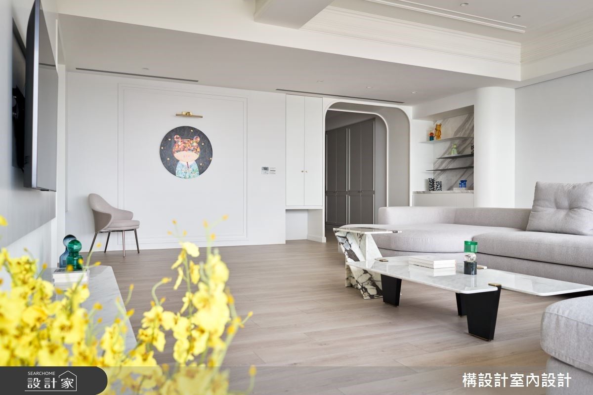 客廳牆面設計簡約主視覺，利用畫框般的線條設計，給予留白的設計美感。