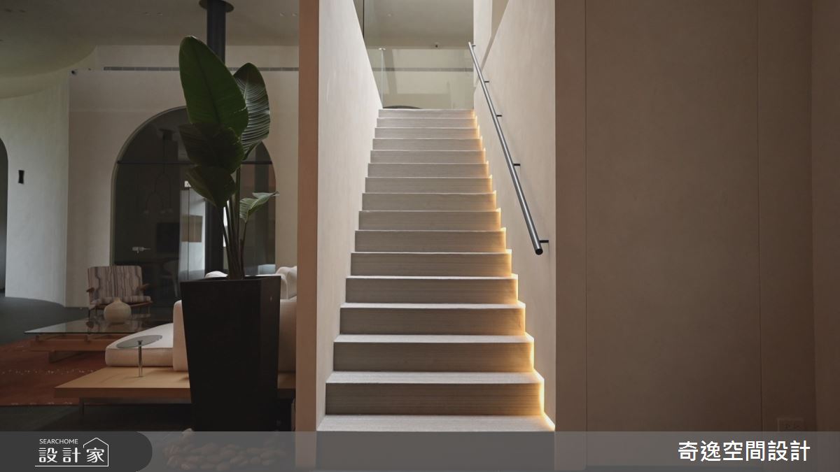 有別於一般商空設計的樓梯，設計師利用切割手法，讓樓梯隱身於幾何塊體之中，並結合兩面高牆增加儀式感，走入樓梯也有著不一樣的視覺效果。
