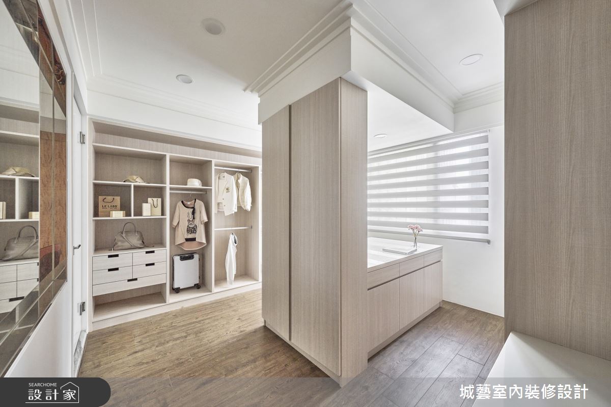 長親房更衣室透過開放式櫃體與中島的規劃，來滿足家人平時生活使用。