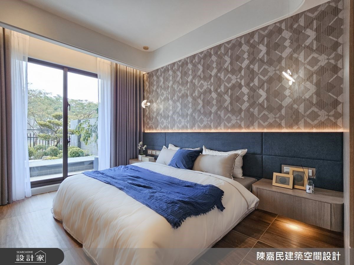 睡眠區添加藍色繃布床背板、燈帶，並以不對稱的燈具作為點綴，營造空間低調奢華的感覺。