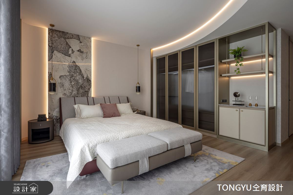 主臥室以高級飯店的設計規劃，在睡眠區得一旁設有精緻的迷你吧台。