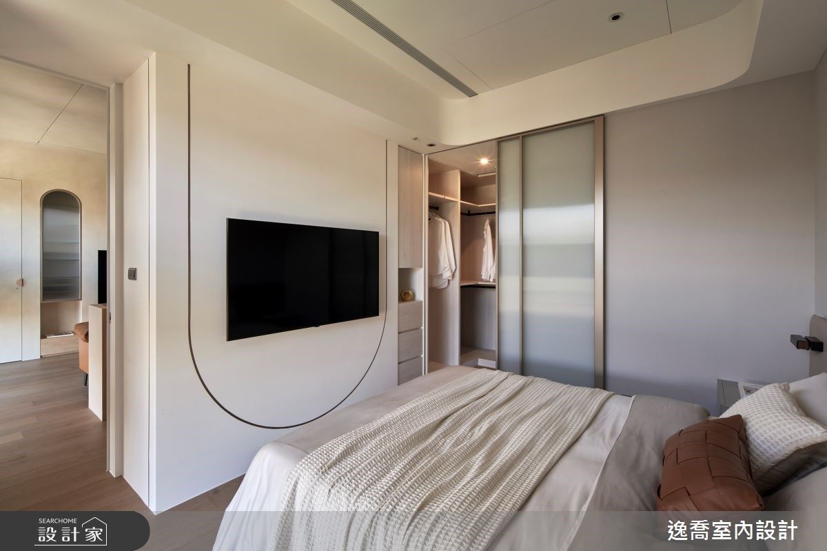 主臥室設計以小冰柱玻璃拉門區隔更衣間，營造明亮透光感，整體色系選用柔和的淺灰色，讓空間呈現低調奢華。