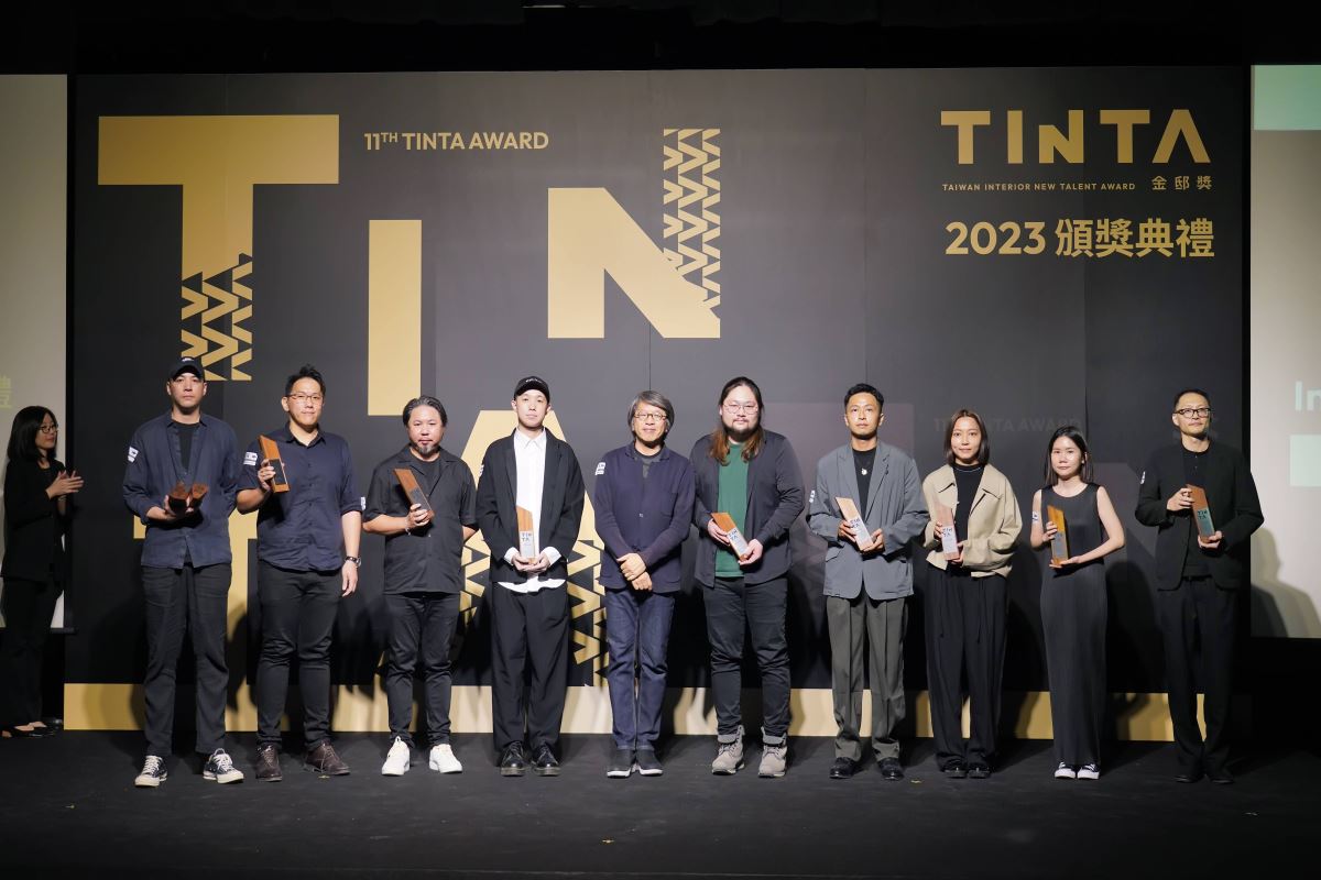 國立陽明交通大學建築研究所教授-龔書章老師為銅獎獲獎設計師們頒獎。