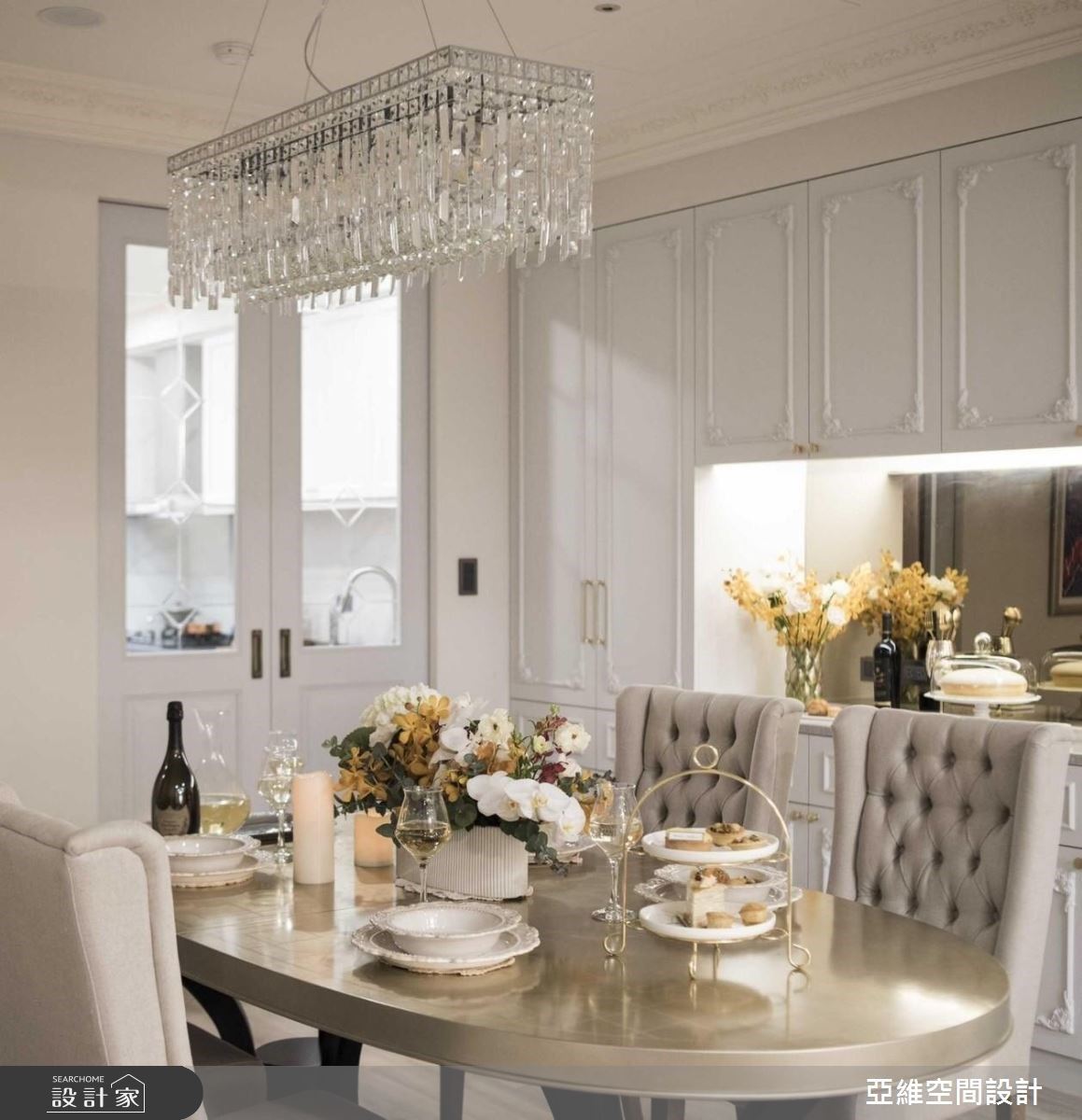 餐區配置質感的金箔餐桌、門片上的雕刻晶鑽玻璃、餐備櫃的茶鏡，都是從細節堆疊的低調奢華感。