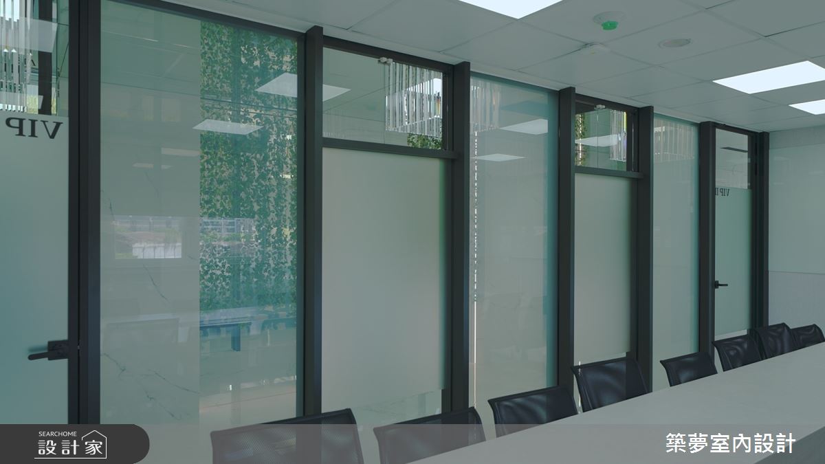 會議室融合現代科技的電控玻璃，實現會議室隱私，並可根據需求進行調整，提升空間靈活性。