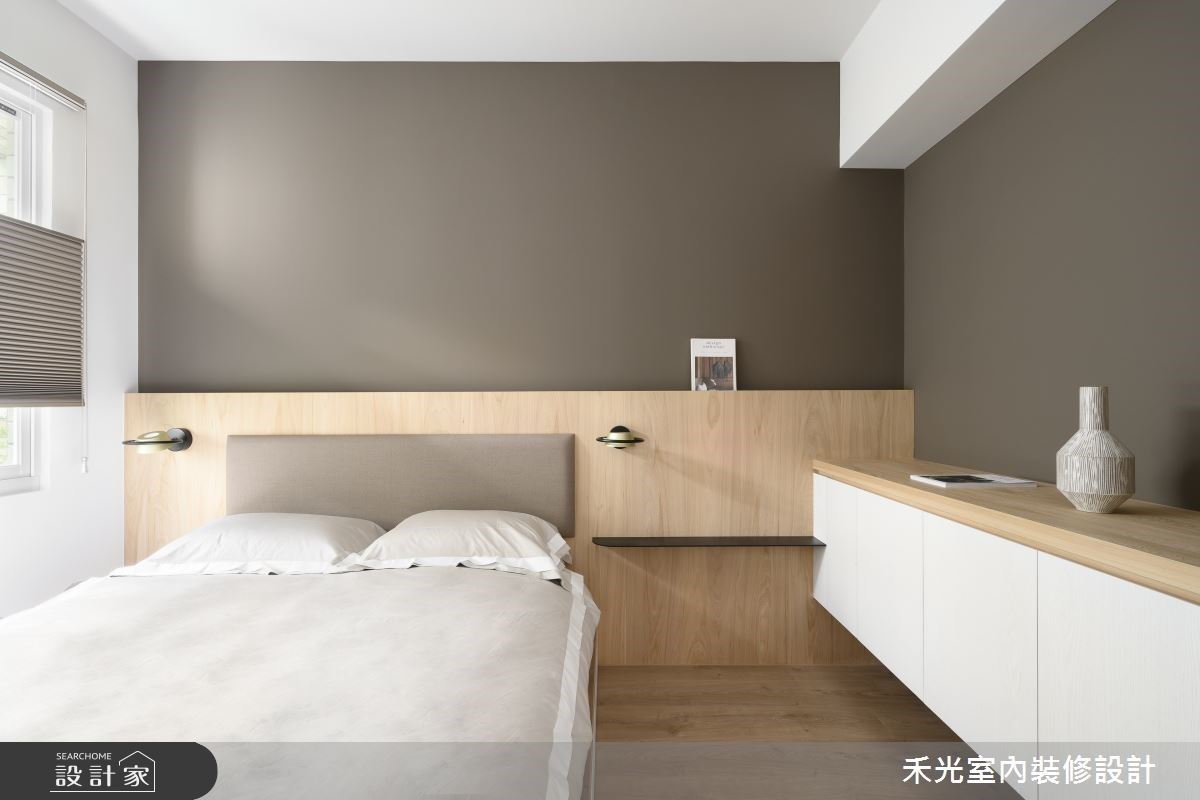 臥房選用棕色跳色降低睡前的視覺刺激，有助於睡前的放鬆，木紋白加懸空矮櫃，從上方慢慢往下解讀，都詮釋純粹舒適的休息空間。