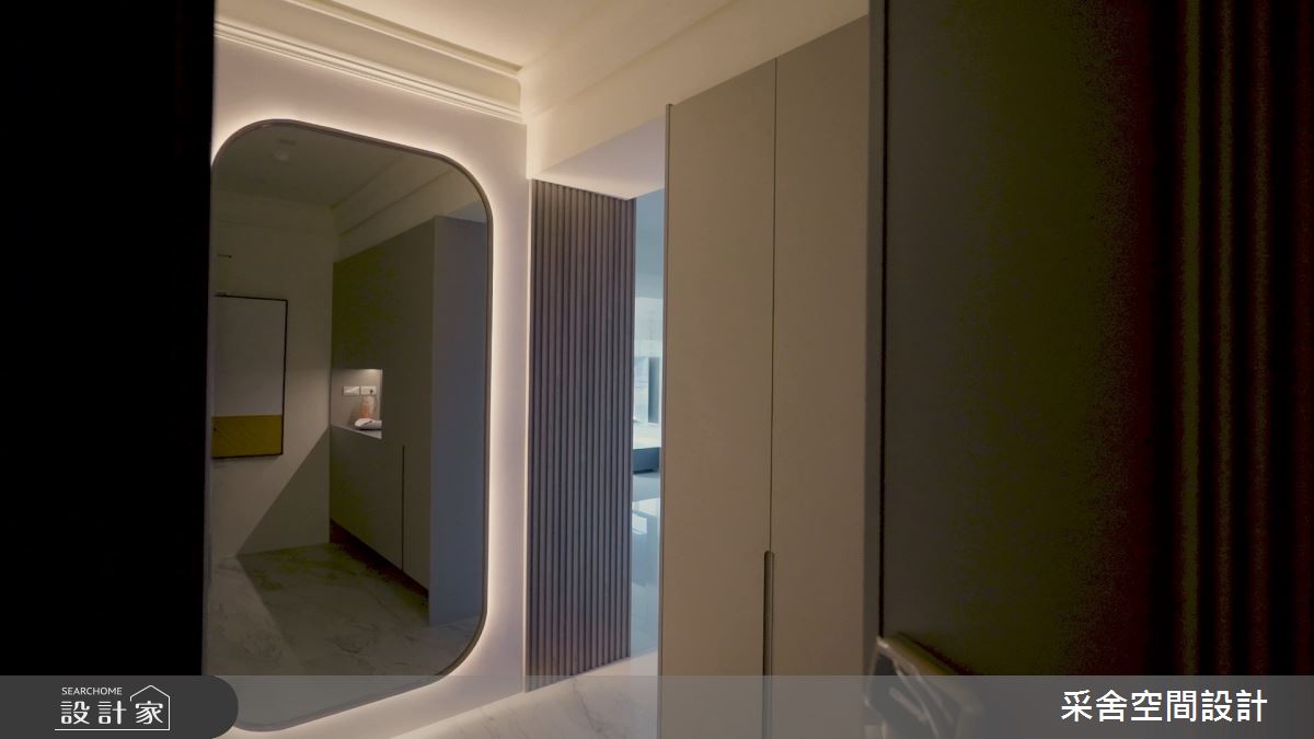 玄關為了挑高進門的空間感，加設大片的全身鏡既符合屋主的需求，也讓高度延伸，打造更開闊大器的視覺效果。