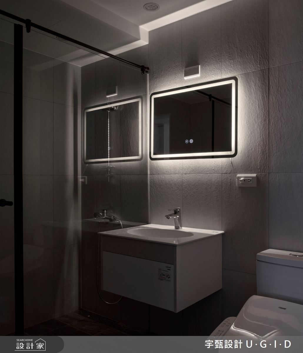 設計師將主衛浴水電都重新配置，開了兩道門，一方面可以成為主臥室的衛浴空間，也能兼做客衛浴空間使用。