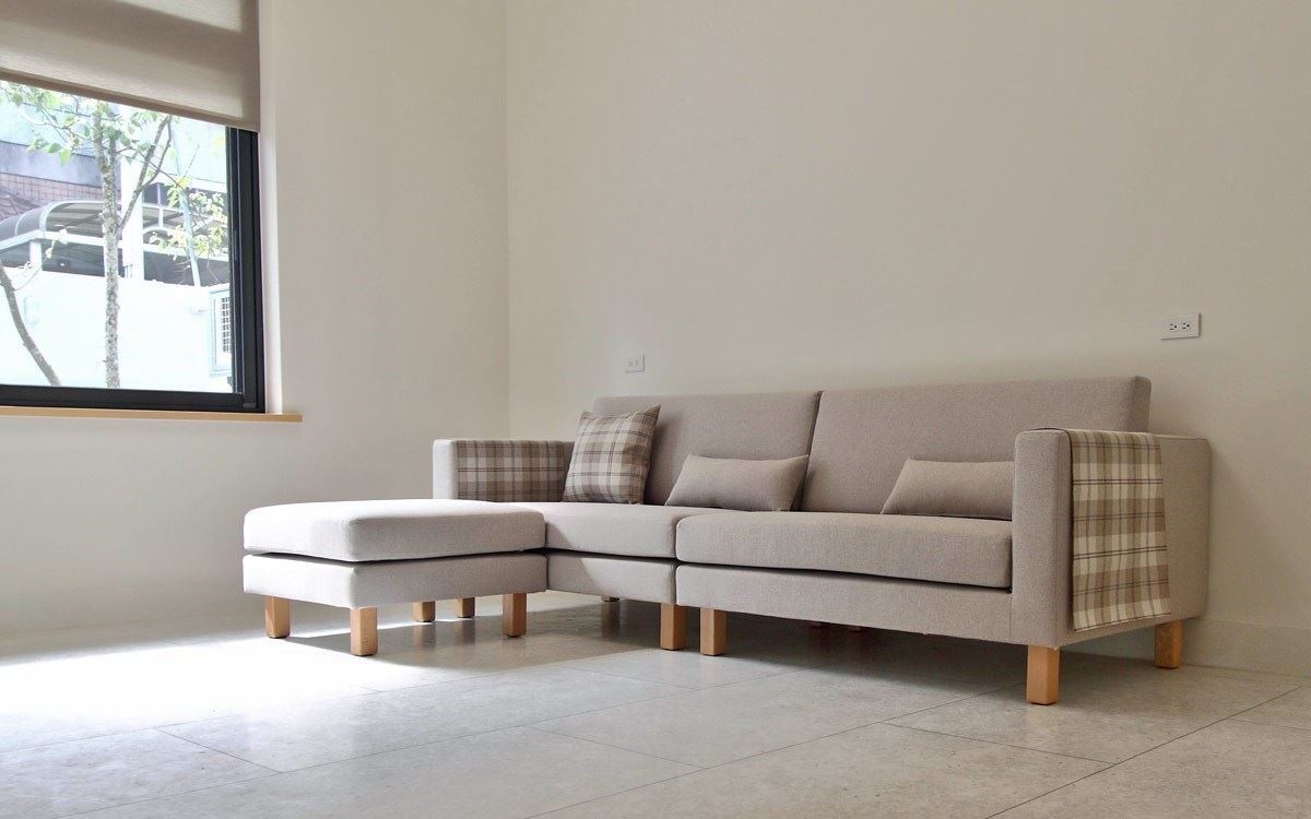 面對大尺度的空間，選配３人座+貴妃椅的配置，也會使得整個客廳空間比例看起來比較和諧。