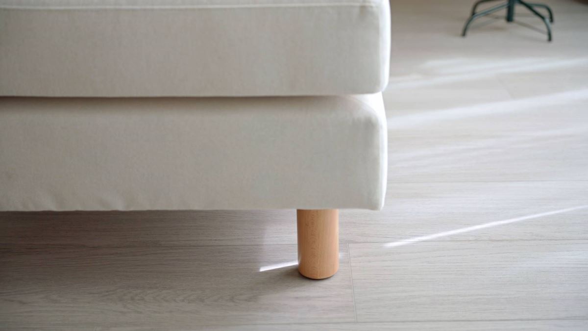 沙發椅腳也能將原先的方柱改為圓腳的設計，提升使用者空間的溫潤感。