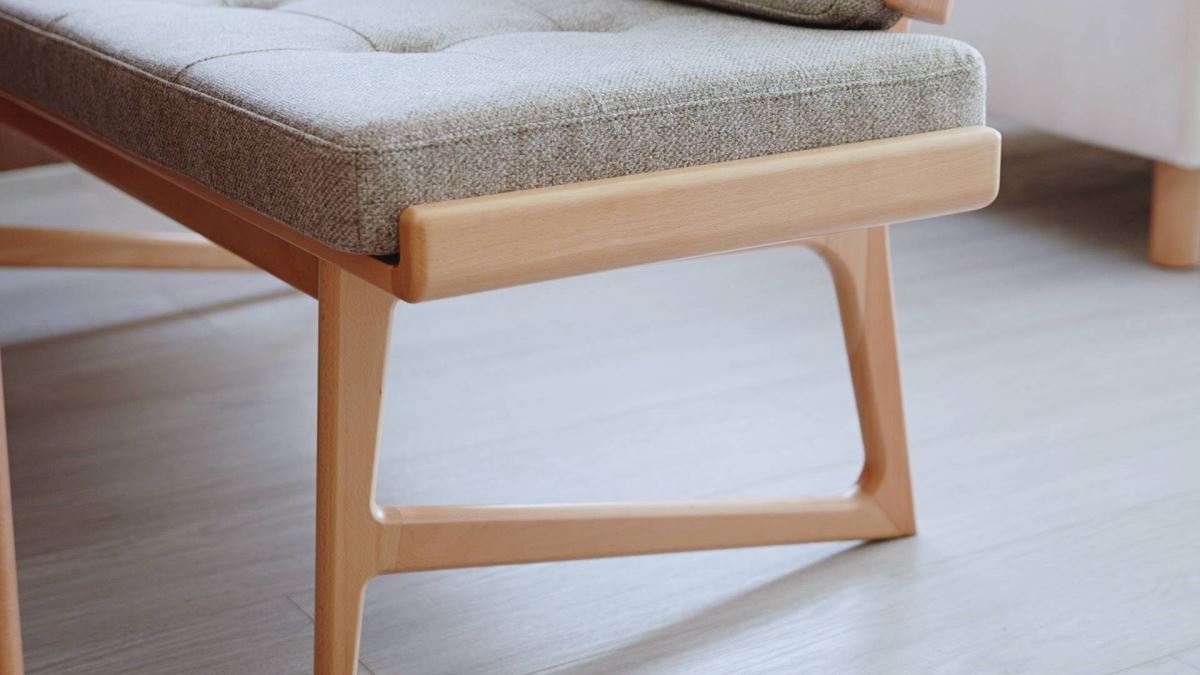 美瑛系列設計許多 R 角，高難度的曲度需要純手工一一磨製，才能造就每張椅子的誕生。