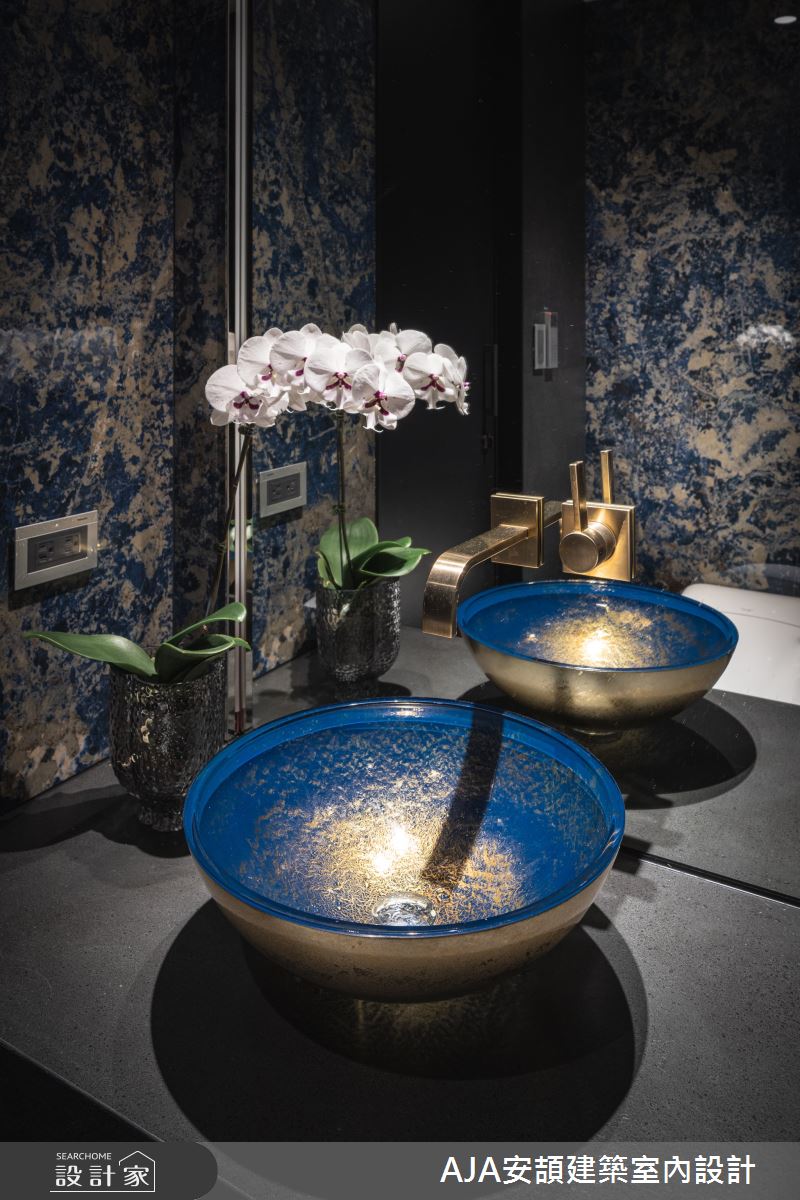 客衛浴展現迎賓的獨特光采，大膽的藍金搭配，展現氣度非凡的設計。