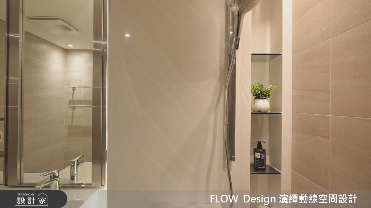 主衛浴以溫婉的奶茶色調點綴質感的五金細節，讓空間舒適的氛圍能好好地放鬆身心