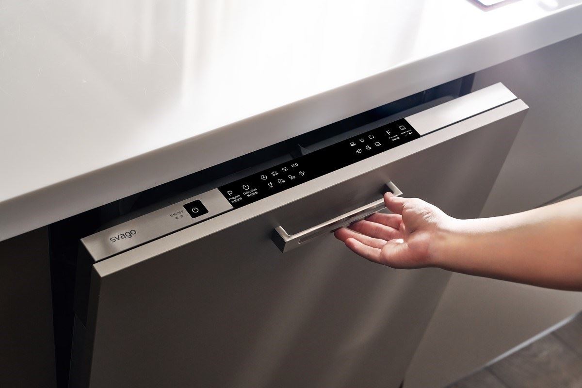 svago 全嵌式洗碗機配置強力洗淨功能、三層大容納量籃架，還能完美融入 TLK 精品廚房中。