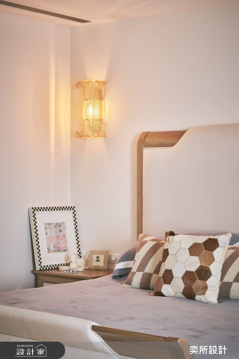 主臥室以精緻大氣帶有金邊的大床為主，點綴帶有華麗感的的壁燈，金色效果更為空間增添了一份奢華與富貴感。