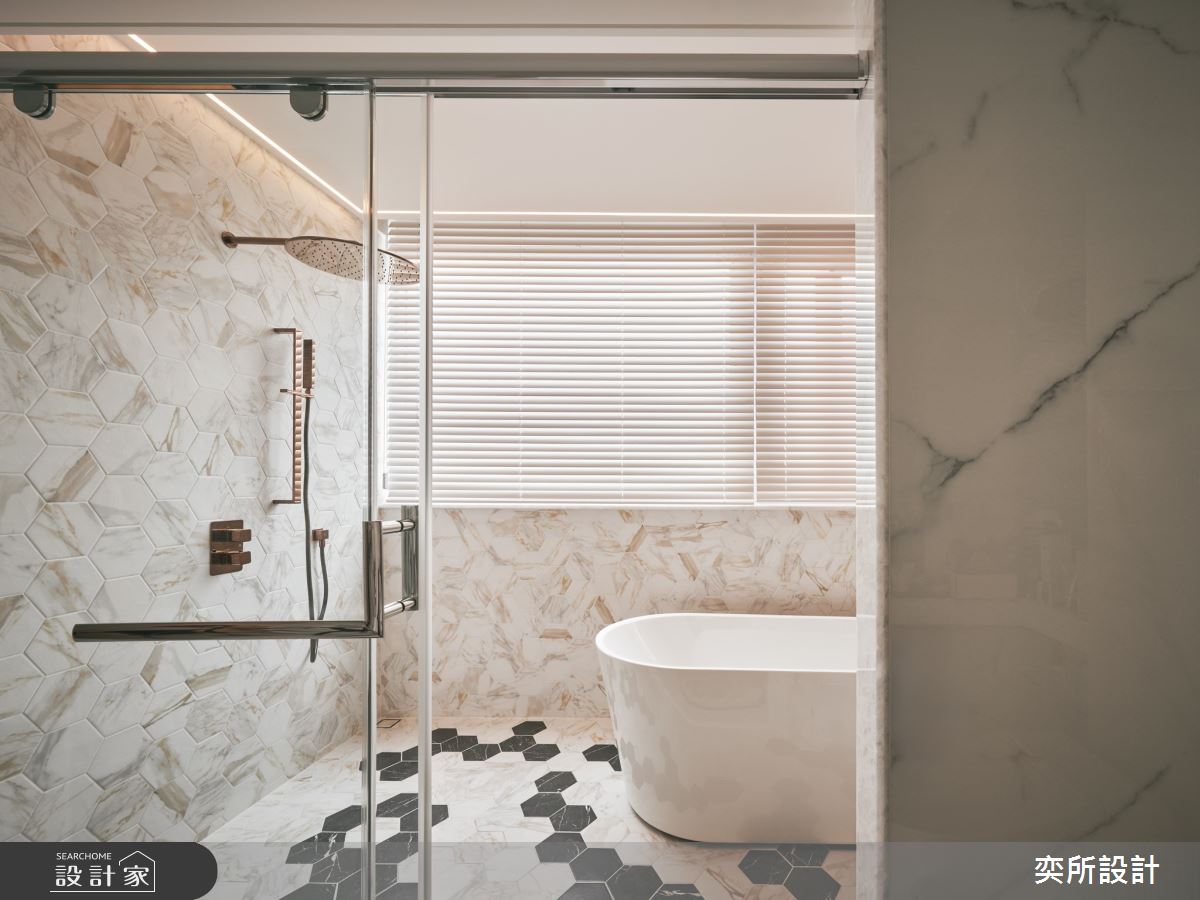 衛浴淋浴間以黑色六角玻璃明鏡為亮點，與黑白色六角地磚相互呼應。西班牙引進的香檳金衛浴設備更使空間營造出獨特而奢華的氛圍，展現對細節的極致追求。