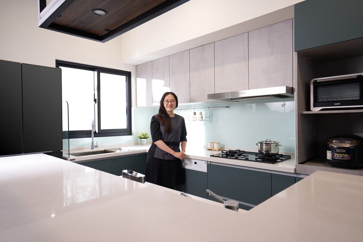 經過 SAKURA KITCHEN 的規劃，廚房變成家人歡聚的重要場所。（新竹北大店何佳玲設計師）