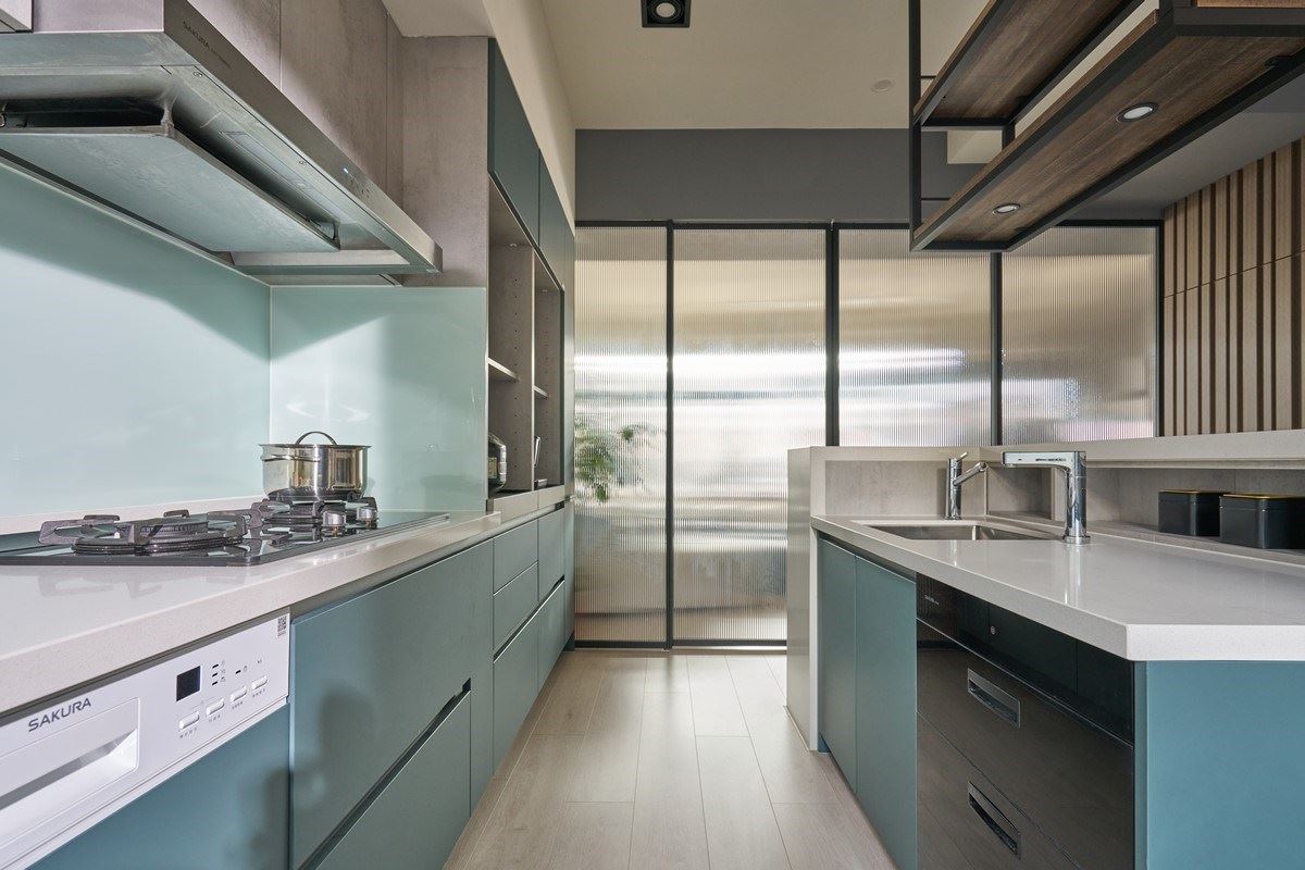 SAKURA KITCHEN 打造多功能中島吧檯的廚房設計。