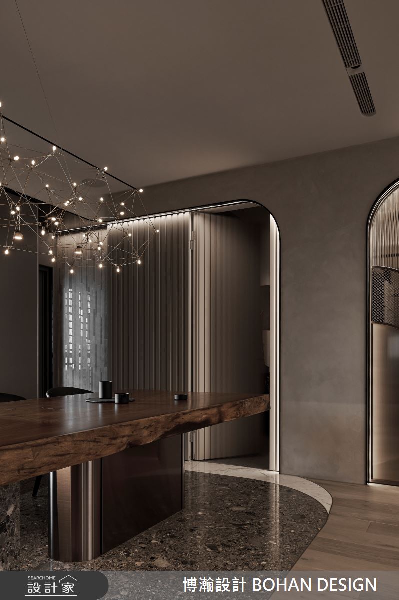 封閉的廚房改為開放的用餐品茗區，運用全室光線的情境控制，營造不同時段應有的質感。