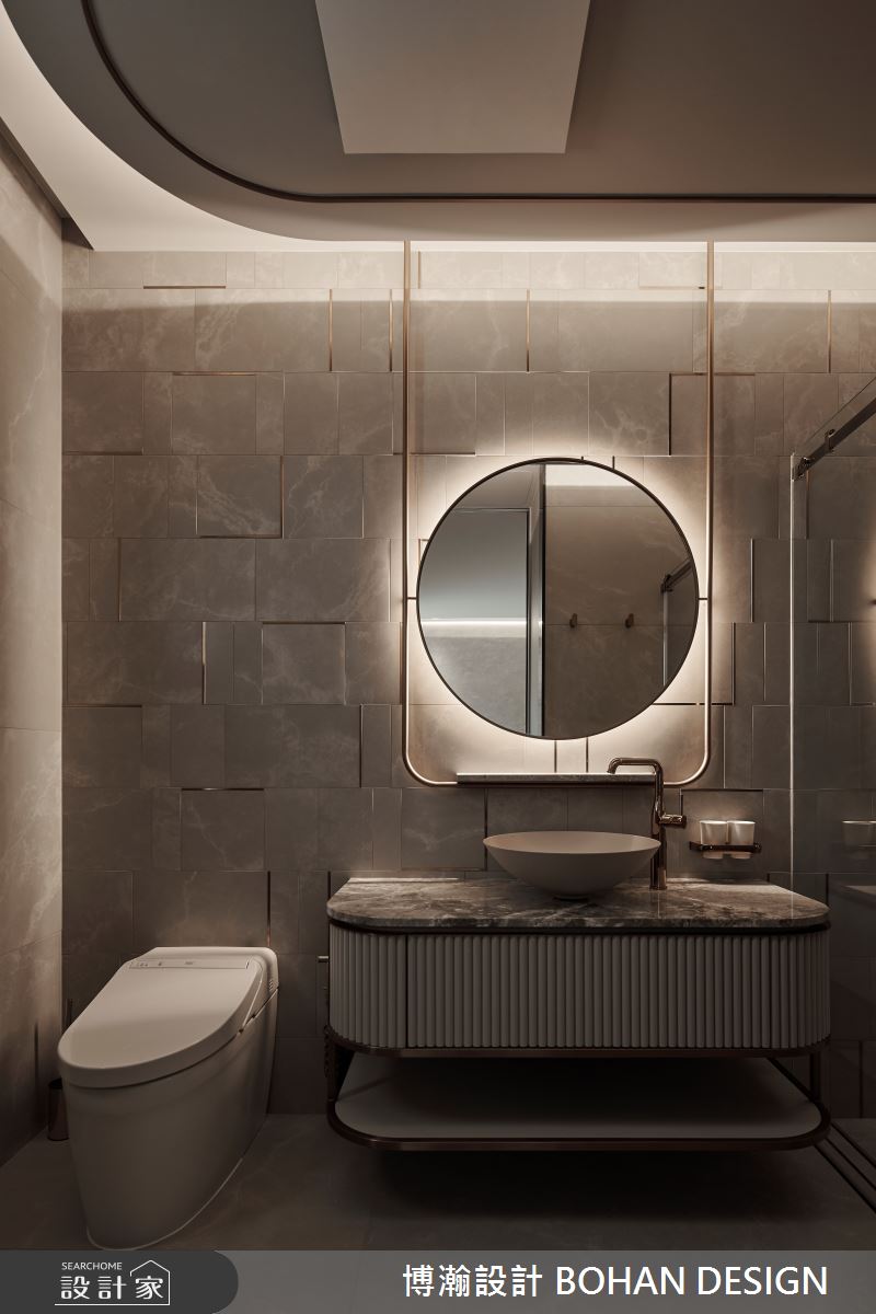 主衛浴透過鍍鈦重新拼接的磚面，展現精緻又細膩的視覺變化。