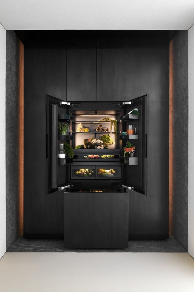 Gaggenau首款新世代冰箱 – RVY497190三門法式冰箱，揉合美學和性能，更打造細膩的互動設計，將冰箱推升至全新境界