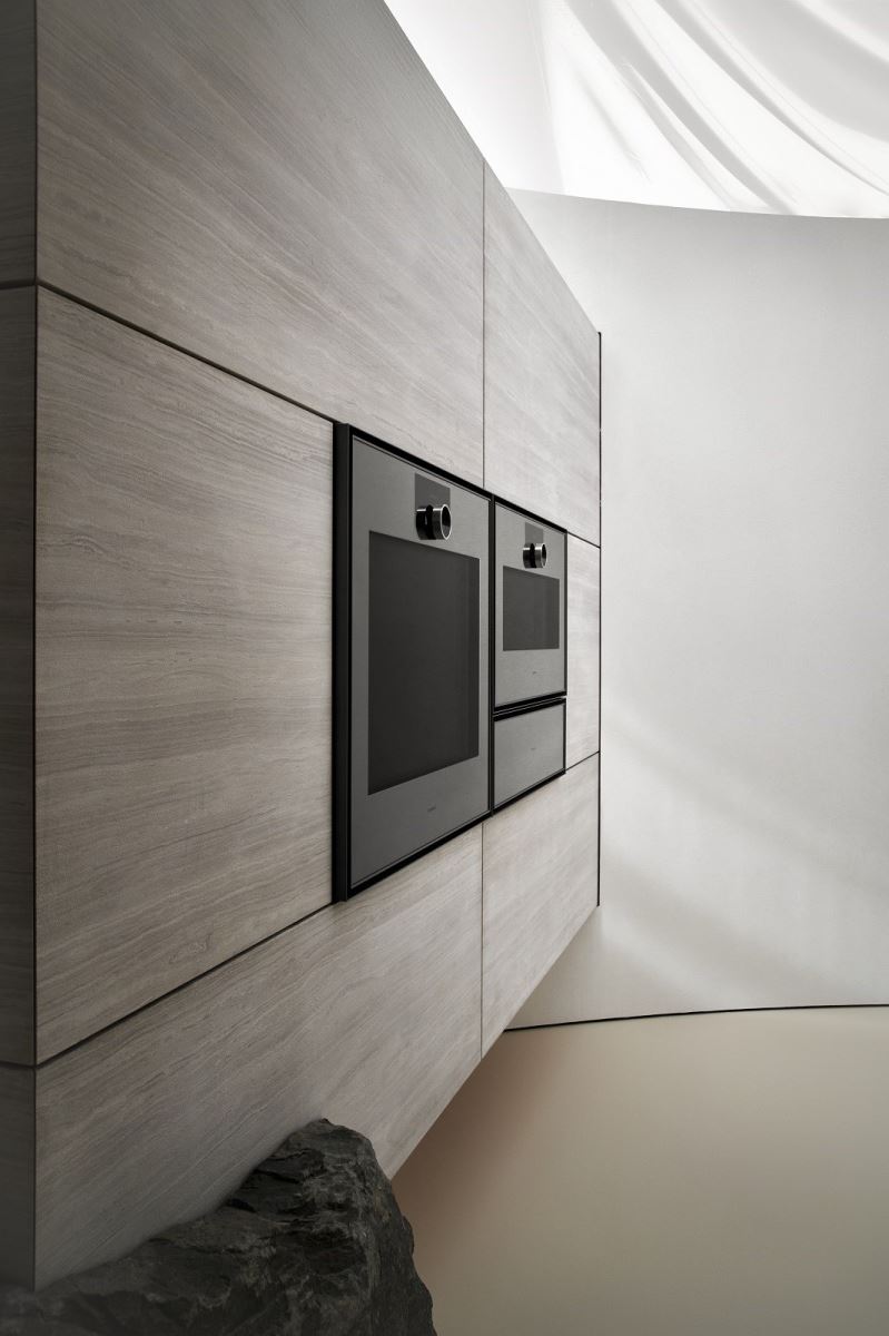 Gaggenau最經典的烤箱作品，首度曝光未來全新面貌；來自19世紀的搪瓷琺瑯內壁、最具辨識度的不銹鋼旋鈕…多項品牌深植人心的設計特色，隨著科技和時代的腳步，誕生承襲經典再升級的全新系列