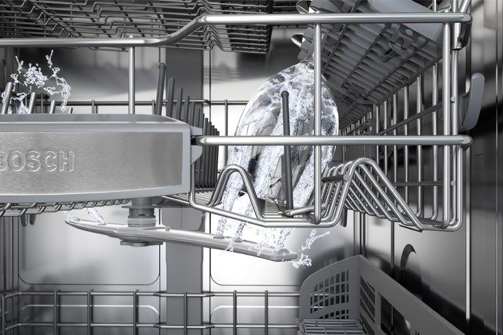 BOSCH 沸石洗碗機的360度斜口設計強力噴水臂，窄口細小的器皿餐具如吸管或是鍋子邊角縫隙，都可完美洗淨。