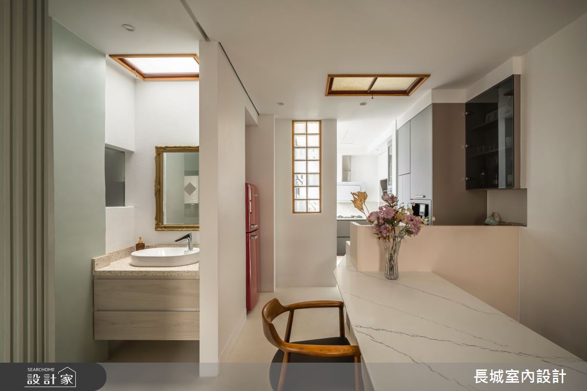 狹長型的傳統透天宅有中段採光不足的問題，因此透過改造老件窗框作為室內天井照明設計