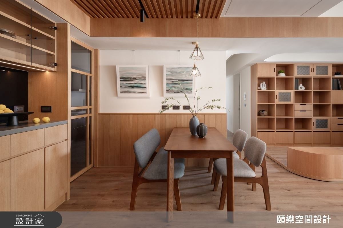 用餐區牆面設計半腰矮牆同時規劃插座，更有效於方便屋主平時筆電充電，讓餐桌還可以作為工作桌使用。