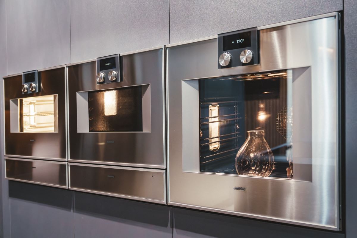 Gaggenau 旗下 400 系列涵蓋烤箱、蒸烤爐、微波烤箱等各樣廚電，其一體化設計可完美融入當代起居空間，營造出頂級的家用廚房