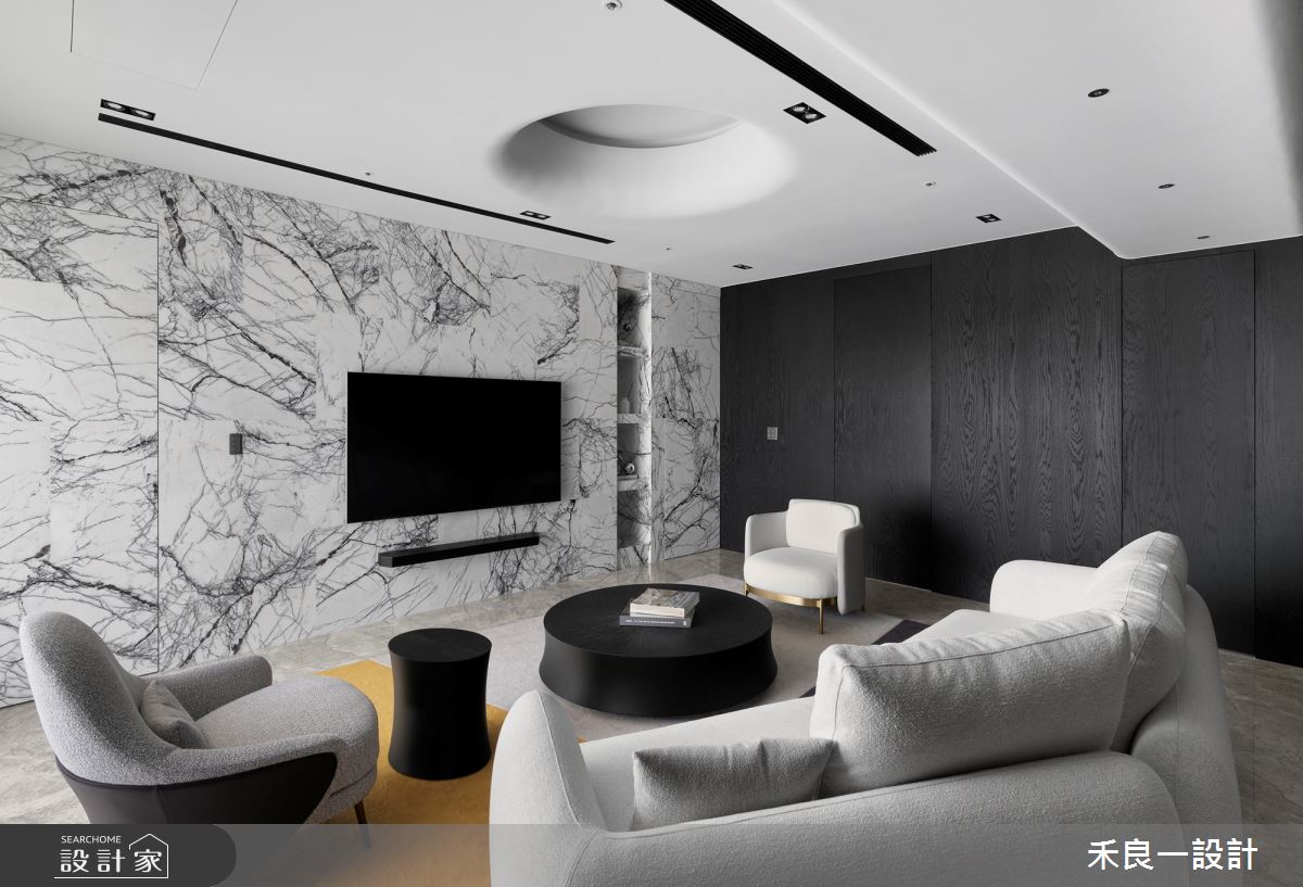 客廳電視牆以紐約紐約大理石重組拼貼，展現豐富的紋理變化，成為居家端景的視覺焦點。