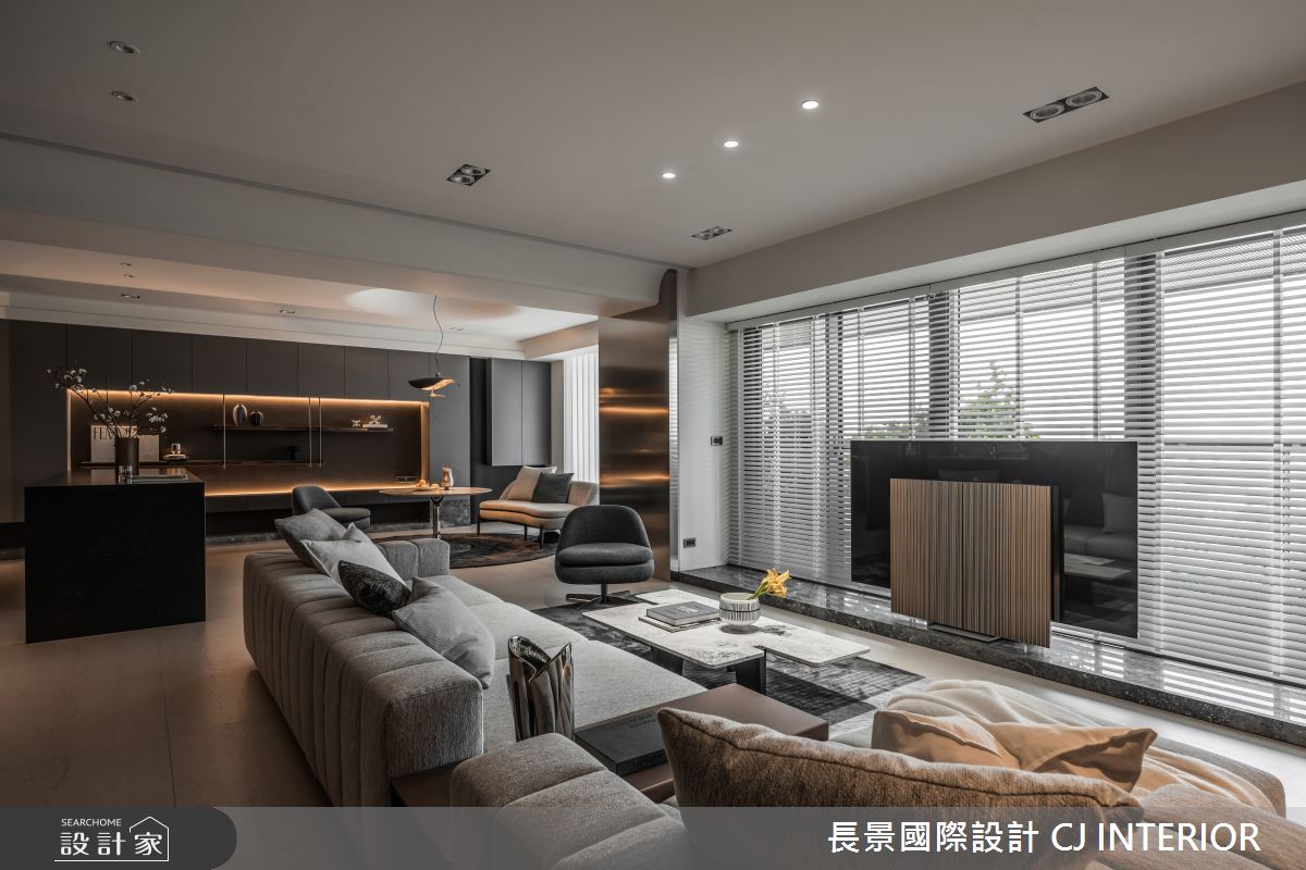 客廳則摒棄傳統電視牆，改以大面向引入港灣景色，搭配百葉窗靈活調節，讓空間感倍增。