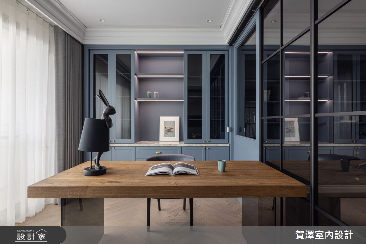 客餐廳後方加設一間書房,作為男主人的工作區域,為保留空間穿透感與光線流動,採用半穿透式玻璃隔間設計,並搭配窗簾機能,讓空間既開放又能兼顧隱私。