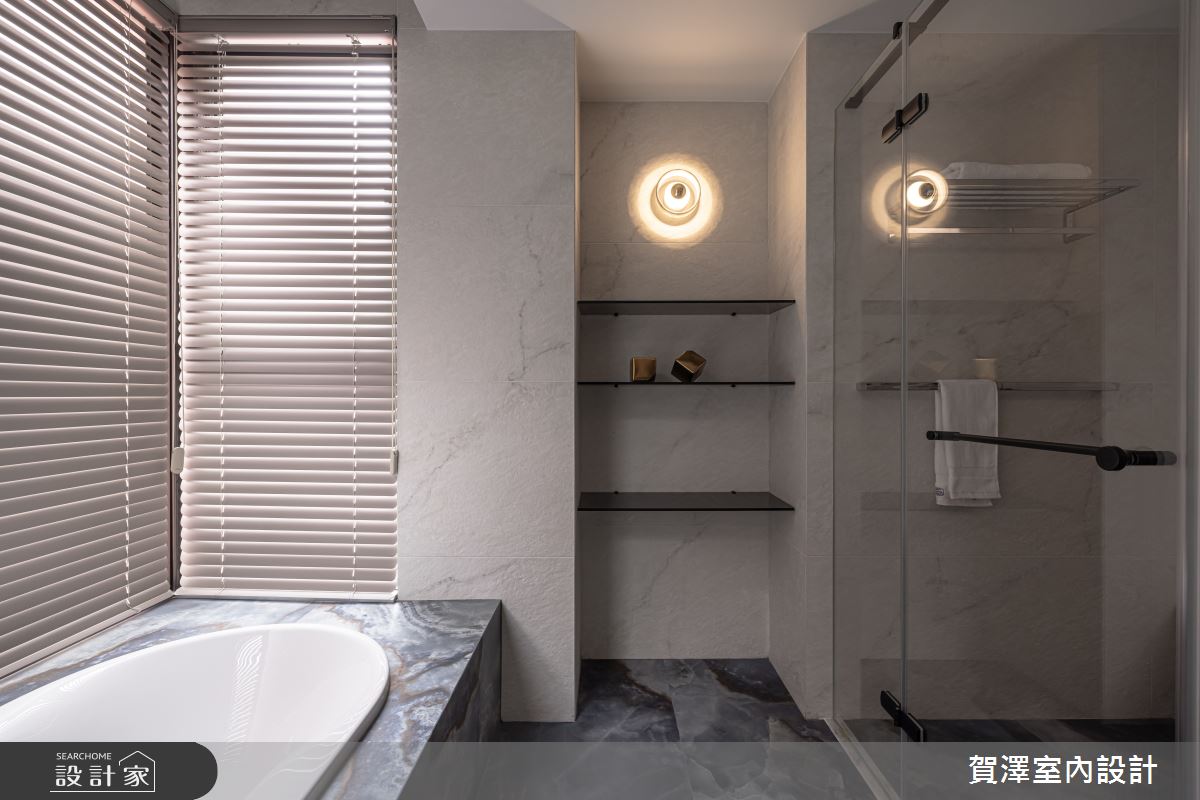 女主人衛浴間選用藍晶玉石鋪設地面與檯面,營造高雅獨特的沐浴空間。