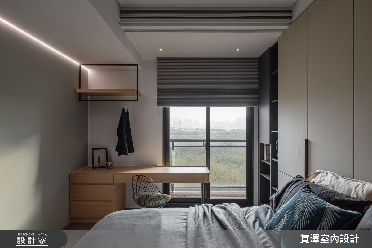 男主人偏好綠色調,設計師便以沉穩的灰綠色鋪陳男主臥牆面,機能面則提供充足衣物收納,書桌上方另設開放吊掛架,方便擺放穿過但未清洗的衣物,兼顧實用與生活習慣。