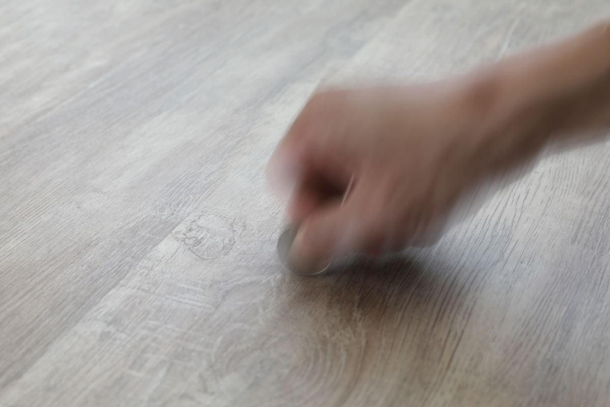 厚度 0.3mm 以上的耐磨層十分耐刮,有小孩、寵物的家庭都適用。