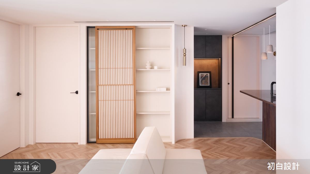 舊有的日式拉門則轉化成有趣的書櫃拉門,讓空間多了文化感又更實用。