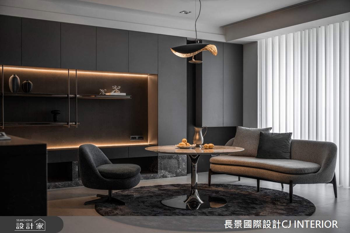 Minotti Sendai帶有厚度的軟墊與椅背包覆,提供良好的坐感支撐與包覆性
