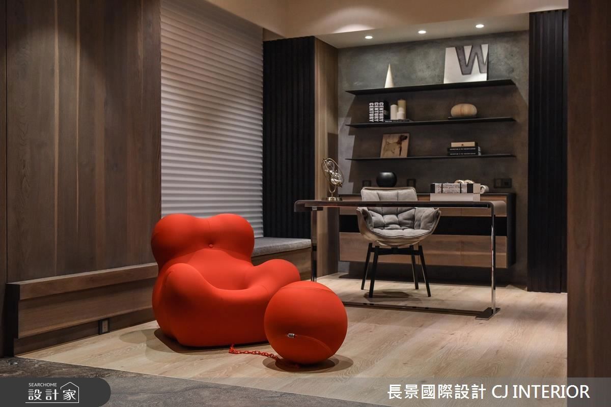 B&B Italia的UP5 採用高密度泡棉整體塑形製成,座面寬大、椅背曲線貼合人體,擁有極佳包覆性與彈性,兼具舒適與視覺衝擊