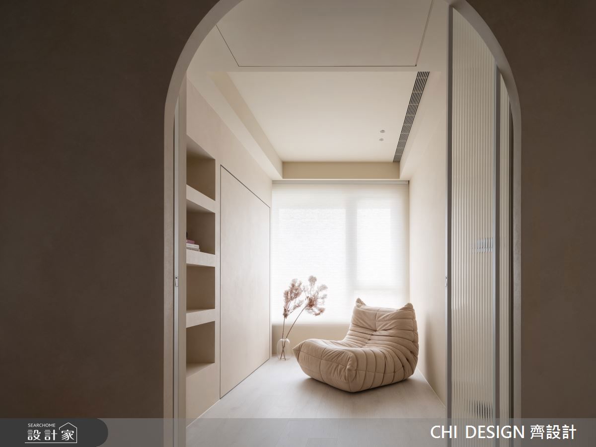 Ligne Roset 的TOGO 最獨特之處在於它 完全由高密度泡棉構成,沒有任何木質或金屬骨架。讓整體擁有極佳的柔軟度與支撐力,兼顧彈性與舒適