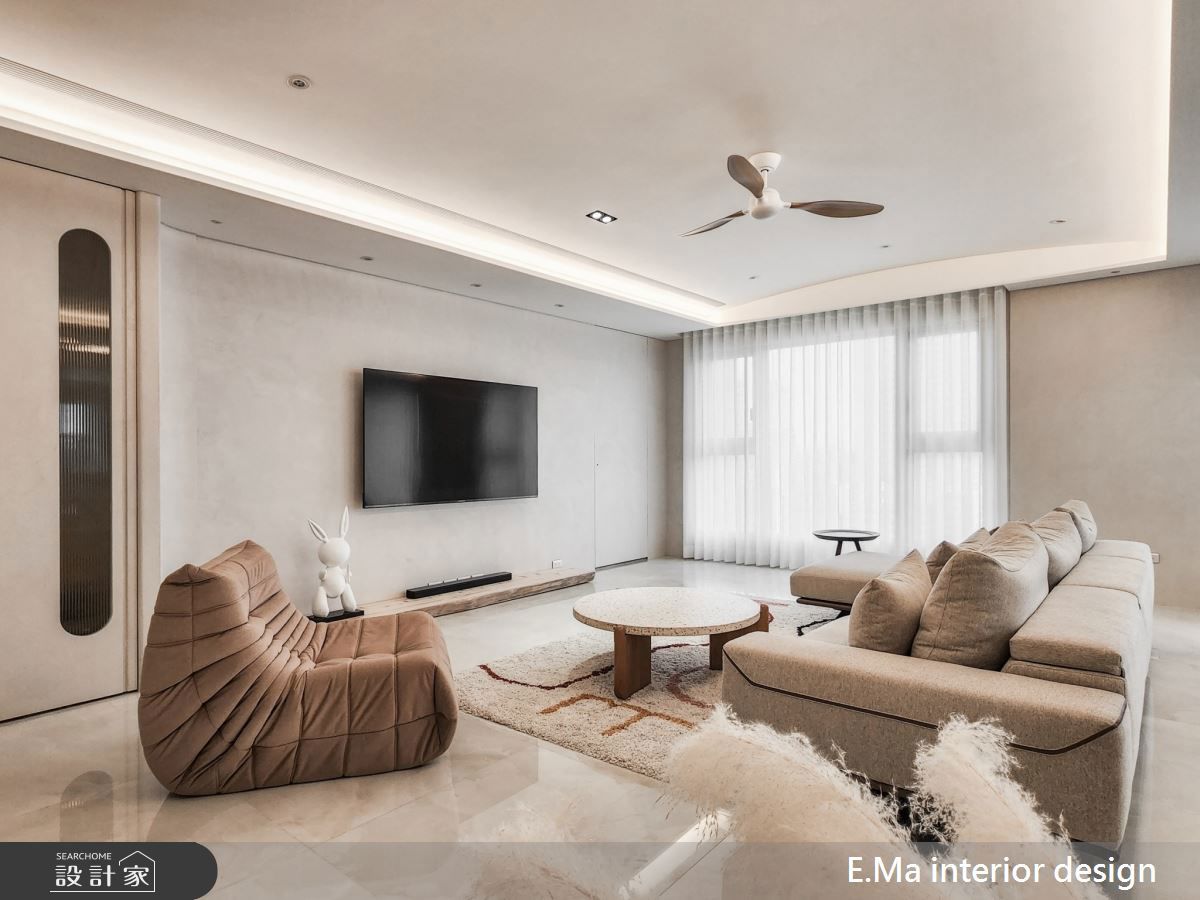 Ligne Roset TOGO低矮、趴臥式輪廓(Lounge profile) 和俐落的幾何摺痕,完美貼合人體自然坐臥的姿態