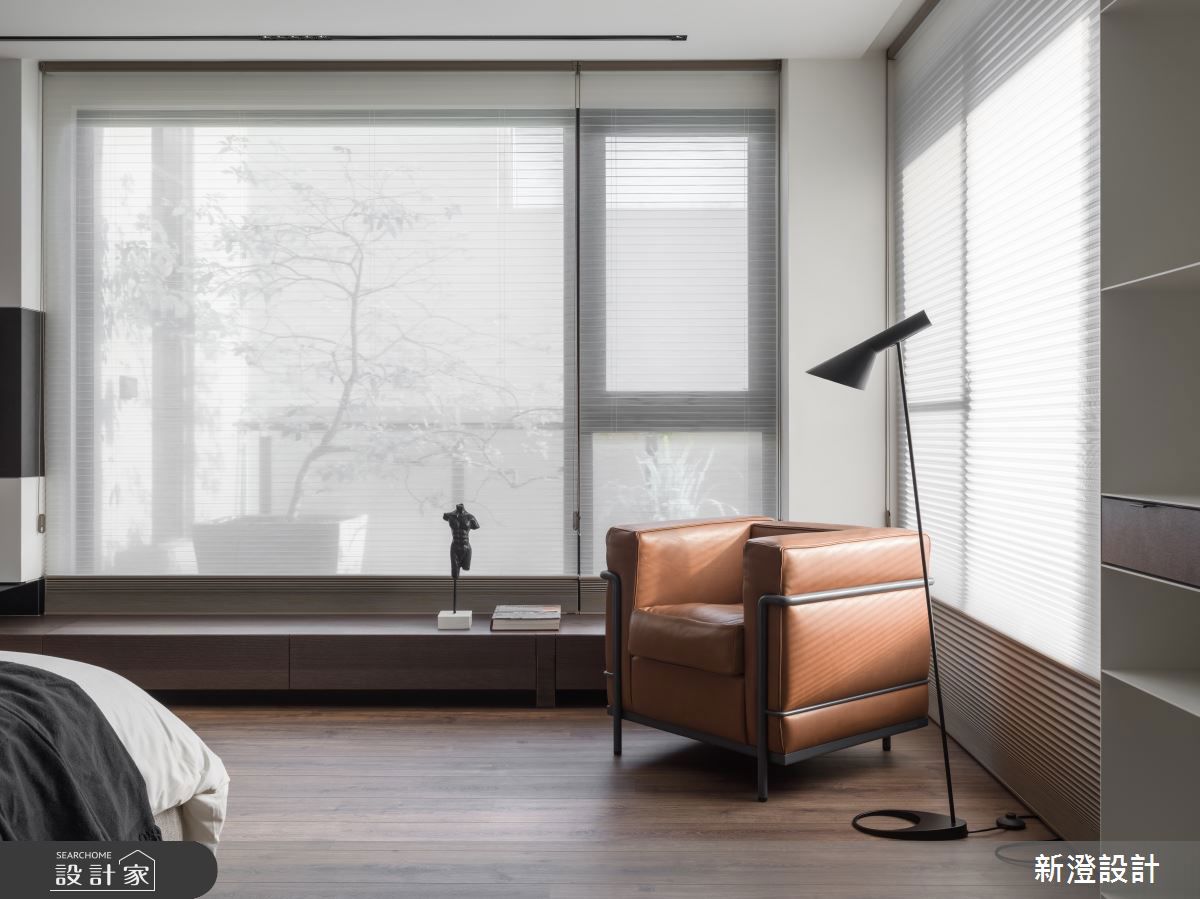 Cassina LC2最具辨識度的特色之一是將金屬管狀框架設計於椅體外部,「結構外露」語彙突破了當時傳統家具「將結構隱藏」的做法,展現出建築語彙的理性與現代感