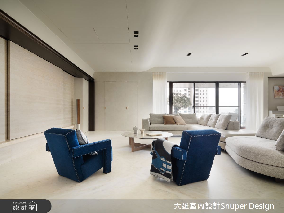 Cassina Utrecht Chair 以直線、矩形與俐落的角度構成整體輪廓,Z 字型的扶手與椅腳連續結構,讓椅身在視覺上有種懸浮感,卻又極為穩固