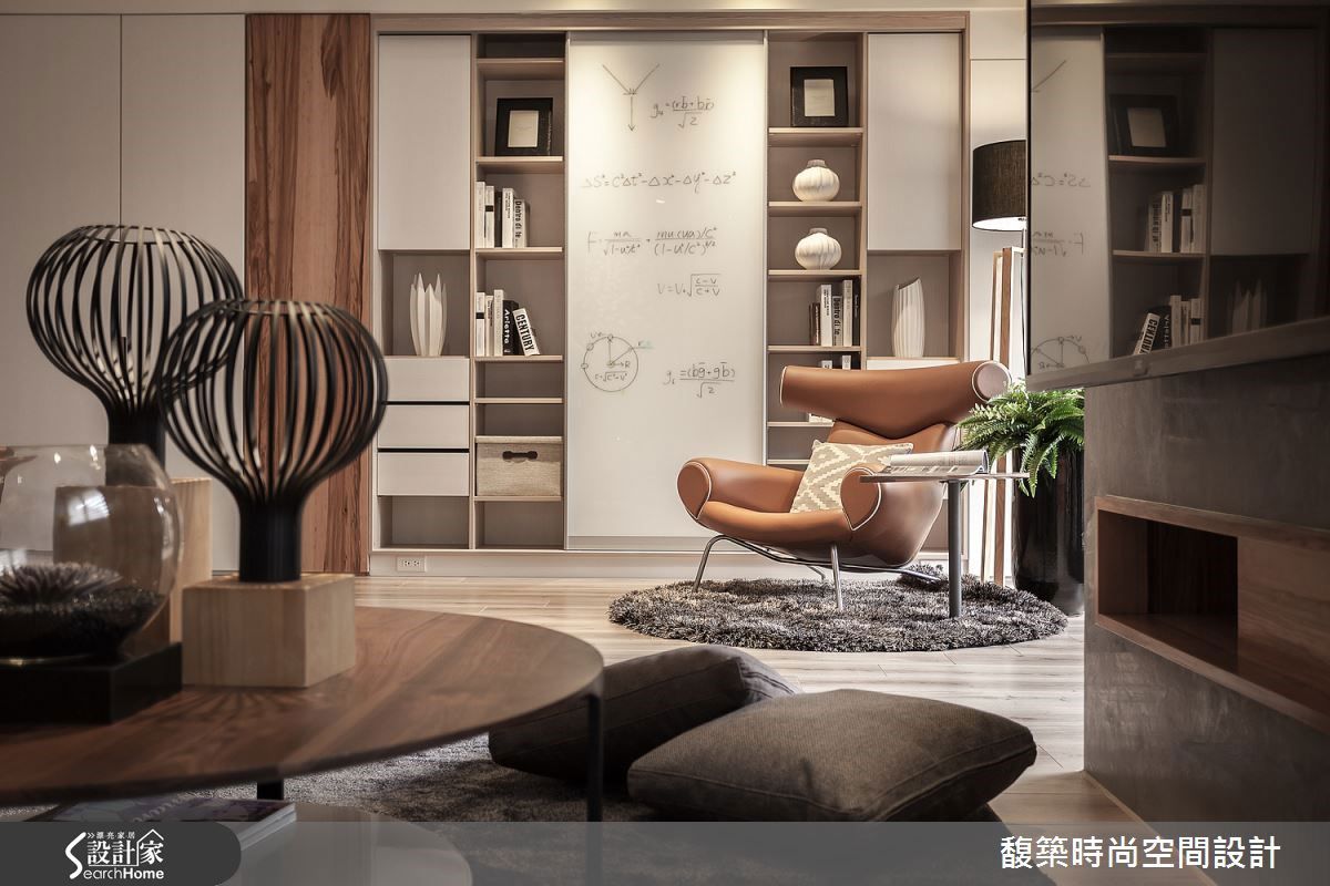 Wegner Ox Chair最具標誌性的設計是其寬大的頭枕,如牛角般向外延伸,象徵力量與威嚴,呈現張開雙臂般的姿態,賦予空間強烈雕塑感