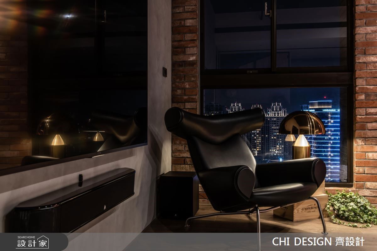 Wegner Ox Chair寬敞的座面與後傾的椅背,結合厚實的泡棉與真皮包覆,讓人如被擁抱般沉浸其中,帶來極佳的放鬆與支撐