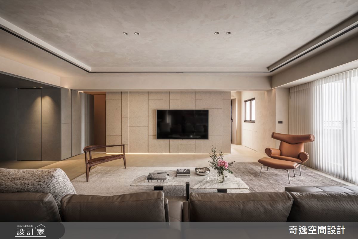 Wegner Ox Chair細長拋光的不鏽鋼椅腳與厚重椅體形成對比,使整體看起來浮在空中,增添現代感與視覺輕盈度