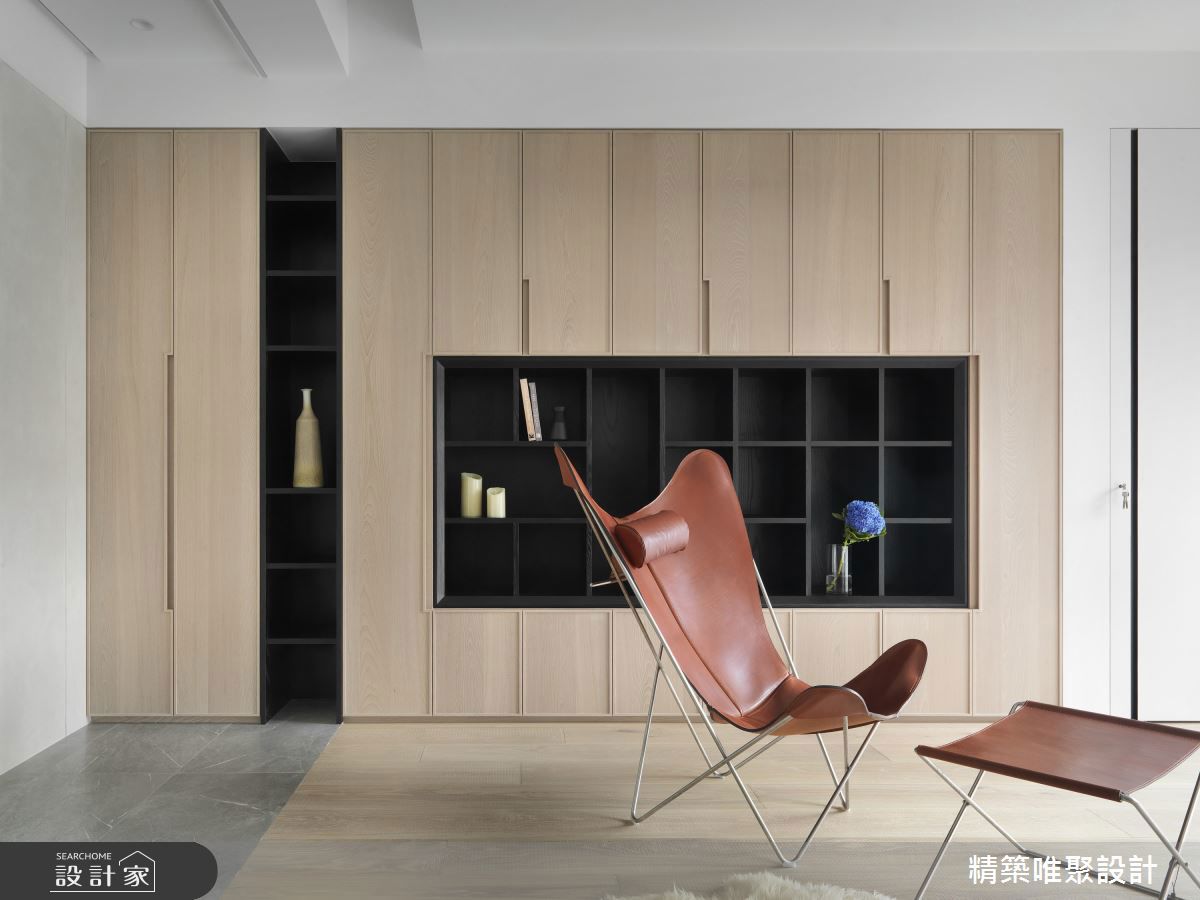 Mariposa Chair (Butterfly Chair)細緻彎曲的鋼製椅腳構成X型支撐結構,不僅線條簡約現代,也方便拆卸與搬運,具有高度實用性