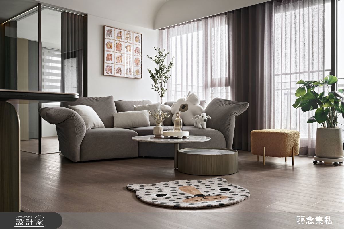 Edra Standard Sofa由知名設計師 Francesco Binfaré 操刀,是一款結合極致舒適、雕塑造型與高端工藝的劃時代沙發作品,也常被暱稱為「花瓣沙發」