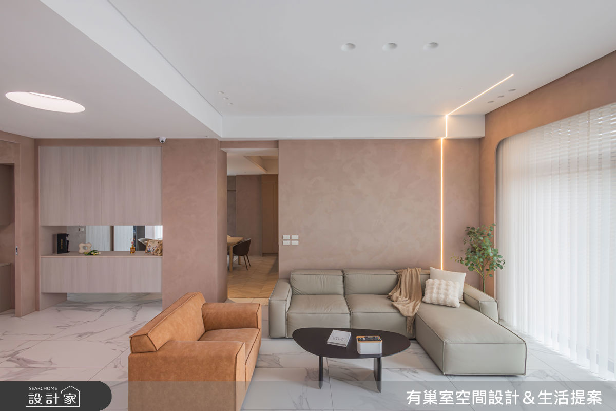 空間特別選用藕紫藝術塗料，營造出溫暖柔和的質地層次。