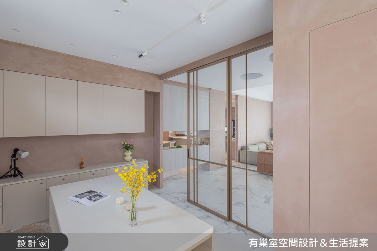 考量女屋主經營烘焙坊的職業特性，也打造寬敞工作區域，方便拍攝、製作，也能同步照看孩子們的活動。